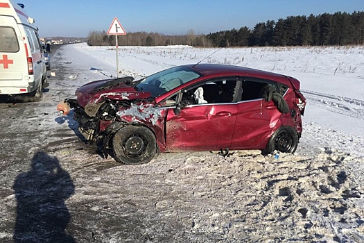 Дорожные видео недели: авария с участием тюменской машины ДПС, поворот на красный и необычный эксперимент