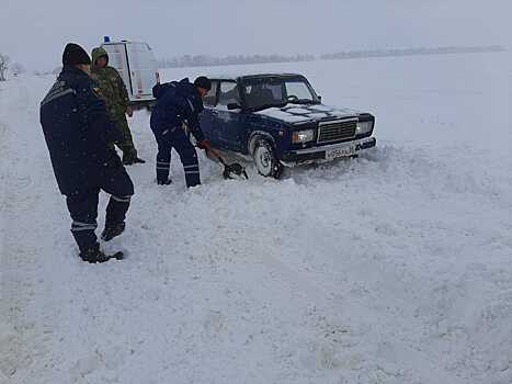 Под Ростовом спасатели освободили из снежного плена три автомобиля