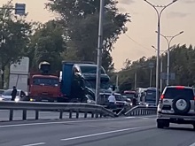 Массовая авария с участием фуры парализовала движение на Бердском шоссе в Новосибирске