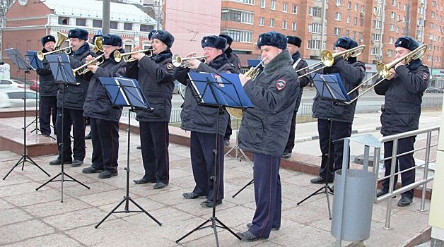 Оркестр нижегородской полиции устроил концерт под открытым небом для женщин