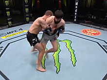 Появилось видео победы россиянина над украинцем в UFC