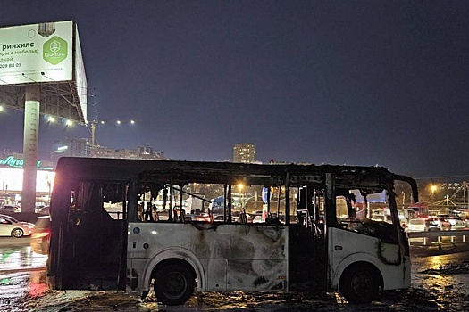 Во Владивостоке сгорел дотла пассажирский автобус