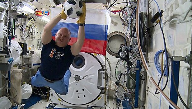 Экипаж МКС вернет на Землю мяч ЧМ‐2018