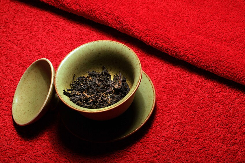 1 грамм чая Улун «Большой красный халат» стоит 1370 долларов. На выращивание этого элитного сорта китайского чая уходит 1 год. И все это ради одной верхней веточки с 4-мя нежными листками.