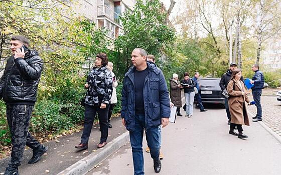 Рязанские депутаты происнпектировали проблемные по капремонту дома