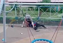 В российском городе мигрант избил пенсионера на детской площадке и попал на видео