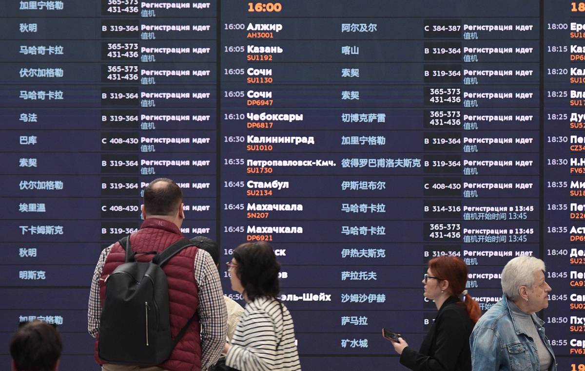 Табло рейс отменен. Задержка рейса в шереметьево. Задержка рейсов. Задержка рейсов в москве шереметьево. Задержка рейсов азимут.