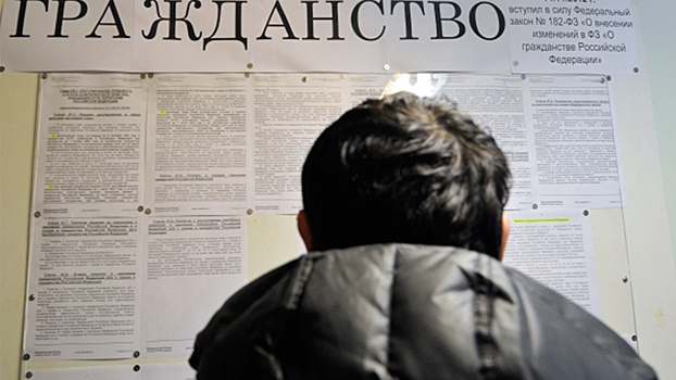 Двух мигрантов лишили гражданства РФ за уклонение от воинского учета