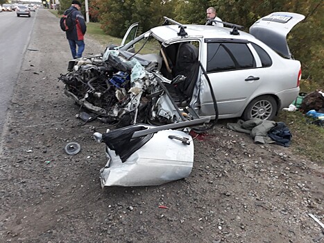 Водитель легковушки погиб после столкновения с бетономешалкой в Барнауле