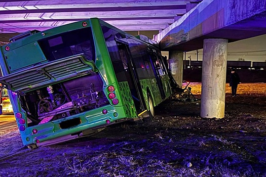 В Челябинске автобус врезался в опору моста, пострадали семь человек