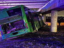 В Челябинске автобус врезался в опору моста, пострадали семь человек