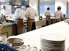 По факту отравления 19 выпускников Роспотребнадзор закроет ресторан на канале Грибоедова в Петербурге