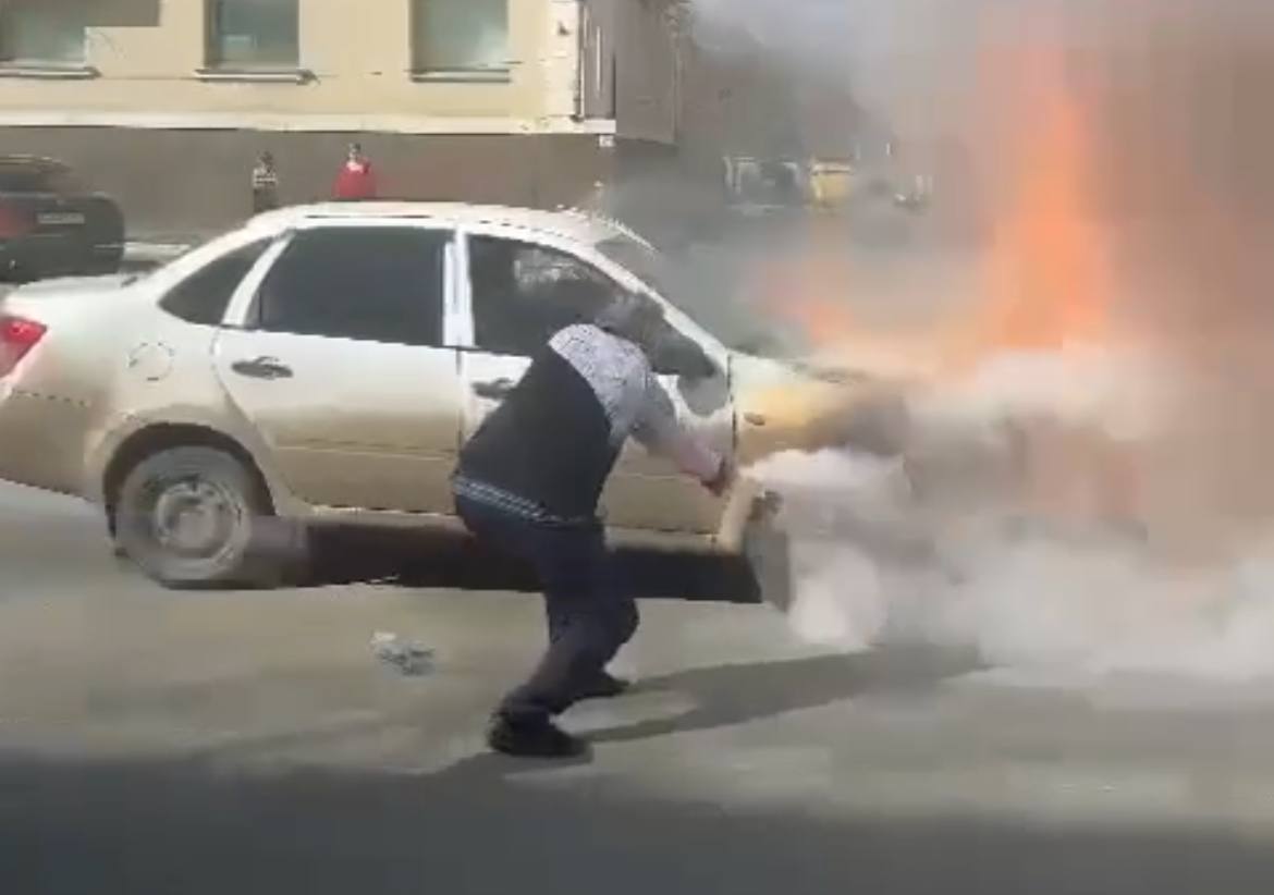 В Орске на проспекте Ленина загорелась машина «Лада Гранта»