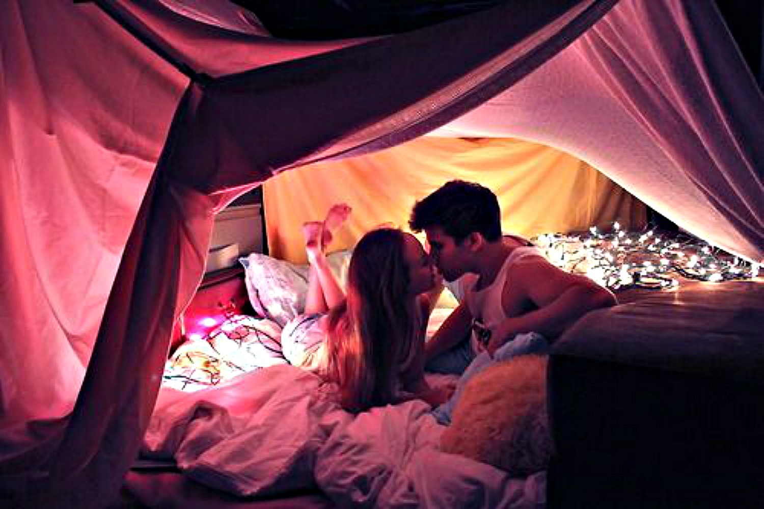 Мужчина на ночь можно. Романтичные картинки. Романтика в комнате. Романтичная кровать. Романтическая спальня.