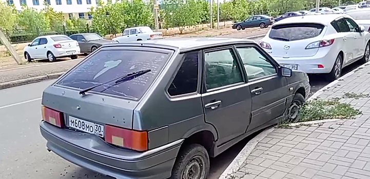 По Астрахани припаркованы «брошенные» машины (видео)
