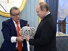 Путин отказался примерить корону