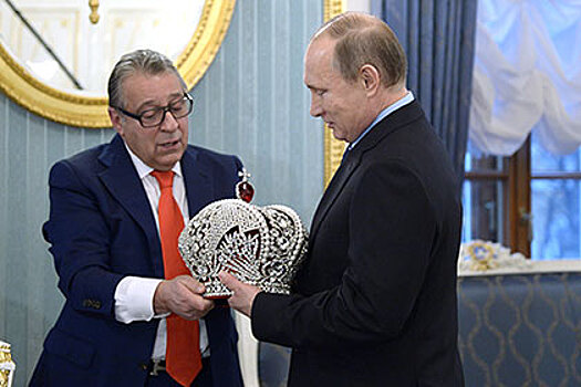 Путин отказался примерить корону