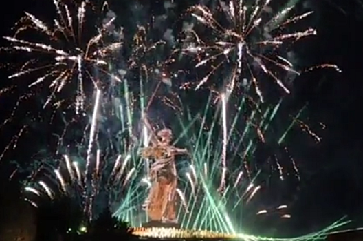 В Волгограде прошел первый показ «Света Великой Победы»