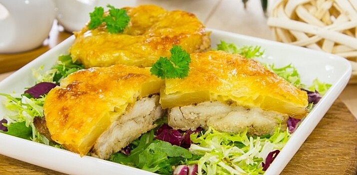 Вкусный и простой рецепт курицы, запеченной в духовке под сыром с ананасами