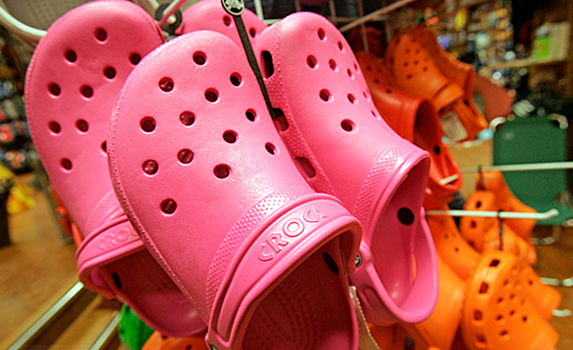Производитель обуви Crocs решил изменить схему работы в России