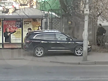 Припарковавшийся на автобусной остановке священник придумал себе оправдание