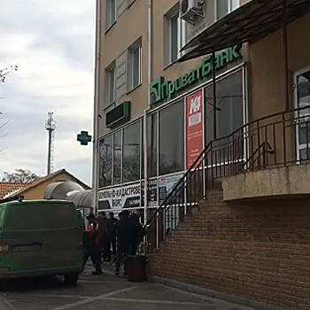 Стражи порядка ловят преступников, ограбивших инкассаторскую машину под Киевом
