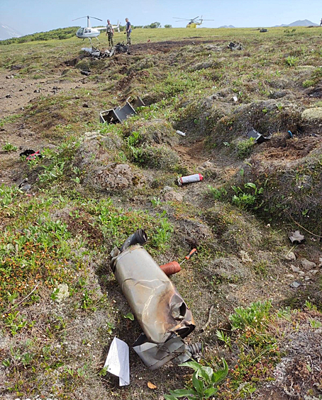 Обломки разбившегося вертолета Robinson на Камчатке