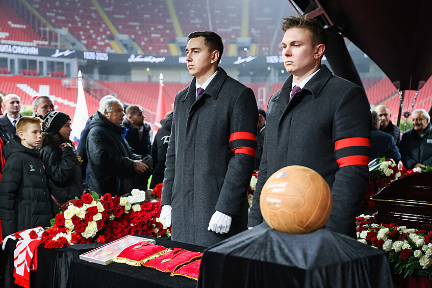 На церемонии прощания с олимпийским чемпионом 1956 года и лучшим бомбардиром московского «Спартака» Никитой Симоняном на стадионе «Лукойл Арена» в Москве, 27 ноября 2025 года