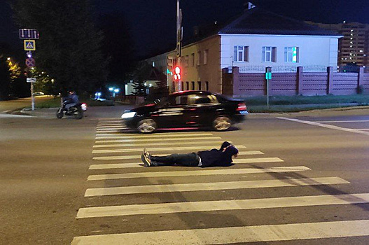 Екатеринбуржец лег посреди дороги на оживленном перекрестке