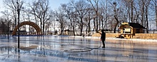 В преддверии Нового года парк имени Сергея Лазо во Владивостоке подготавливают к праздничным гуляниям, большой каток и горка ждут горожан