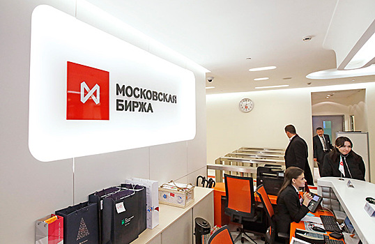 Причиной почти двухчасовой приостановки торгов на фондовом рынке на Мосбирже стала аппаратная ошибка