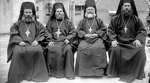Почему священники носят головные уборы в церкви