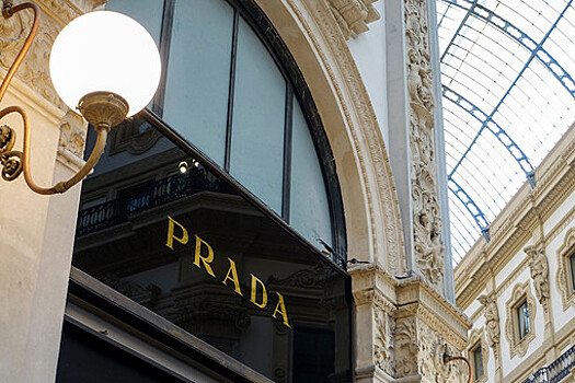 В Prada потребовали с сотрудников справки о вакцинации