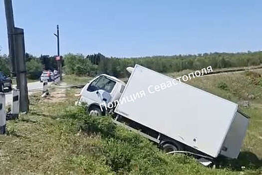 Видеорегистратор зафиксировал момент наезда локомотива на грузовик в Севастополе