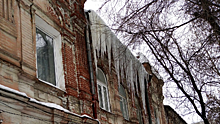 Чиновники обязали жильцов саратовского дома самих чистить его крышу