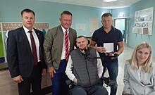 Роман Рябухин из Курской области впервые съехал на инвалидной коляске по ступеням пристенского ФОКа