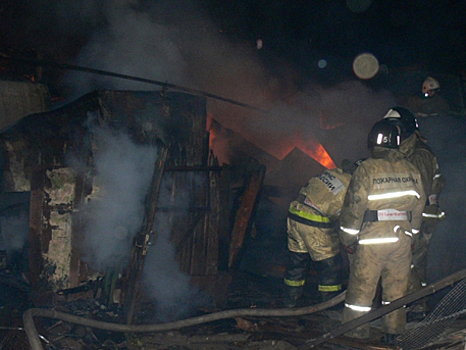 Гаражи горят в элитном поселке на западе Москвы