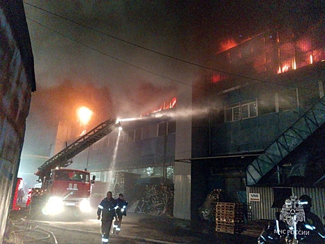 Крупный склад загорелся в Ростове-на-Дону