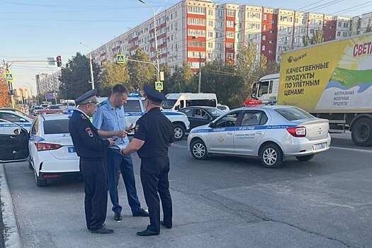 Девочка на самокате попала под колеса маршрутки и погибла