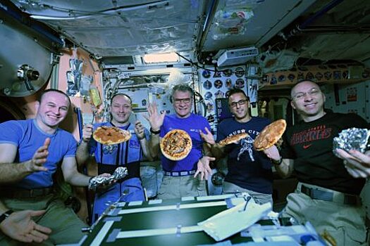 Александр Мисуркин показал, как готовят космическую пиццу