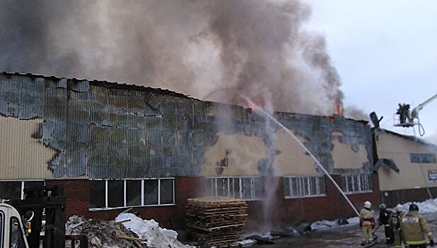 На складе в Киеве вспыхнул крупный пожар