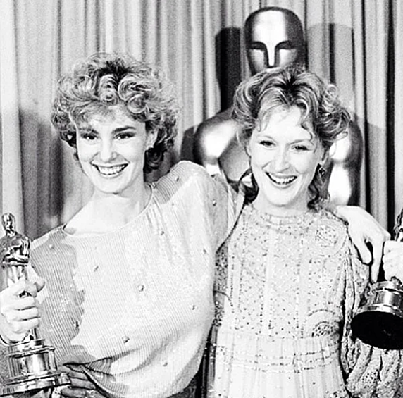 Мэрил Стрип выложила архивный снимок с Джессикой Лэнг и наградами «Оскар».