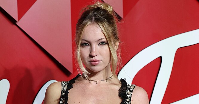 Дочь Кейт Мосс пришла на показ в «голом» топе без бюстгальтера