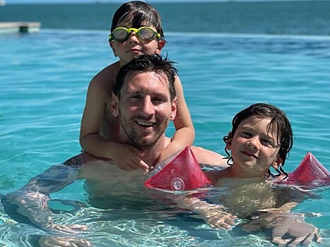 Лионель Месси с женой и тремя детьми отдыхает в Майами