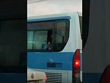 Челябинец справил нужду прямо из окна автобуса на такси