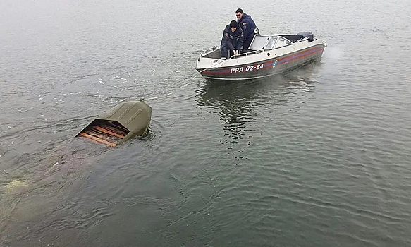 На Волге перевернулась моторная лодка с тремя людьми