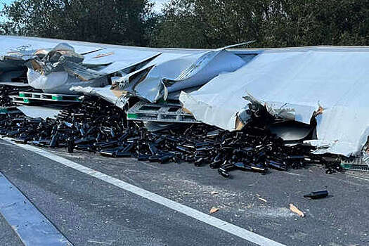 В США из-за аварии на дорогу упало 10 тысяч бутылок вина