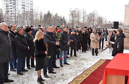 В Челябинске открыли мемориальную доску сельскому академику