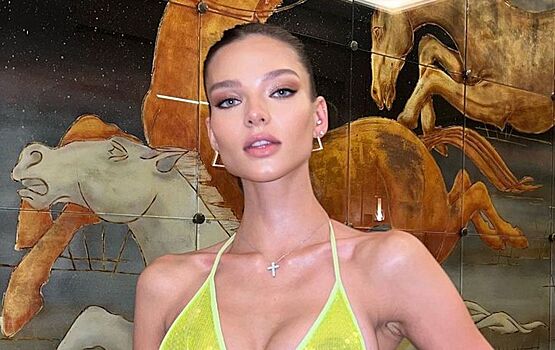 Алеся Кафельникова прошлась по подиуму модного показа в Париже
