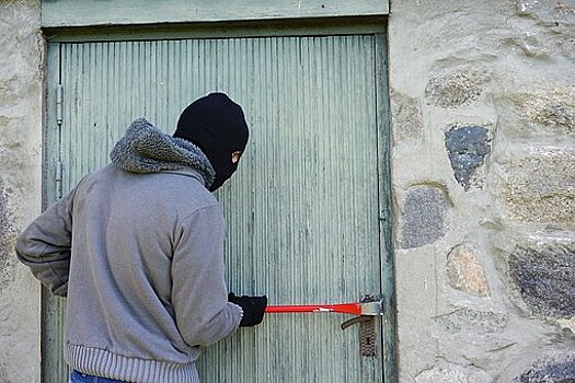 «Вазу с мелочью забрали, а оружие не взяли»: бизнесмен рассказал о странном ограблении его дома в Геленджике